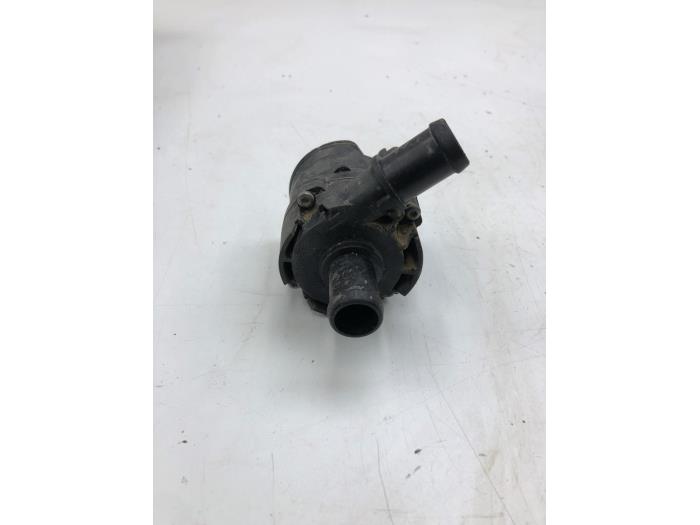 Usagé Pompe à eau Renault Captur I (2R) 1.3 TCE 150 16V Prix € 51,45 Règlement à la marge proposé par Wessel Parts & Service B.V.