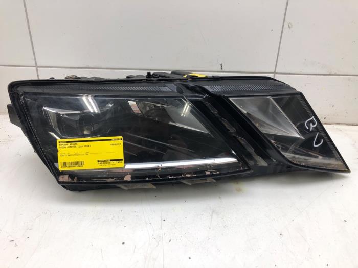 Używane Reflektor prawy Skoda Octavia Combi (5EAC) 1.8 TSI DSG 16V 4x4 Cena na żądanie oferowane przez Wessel Parts & Service B.V.