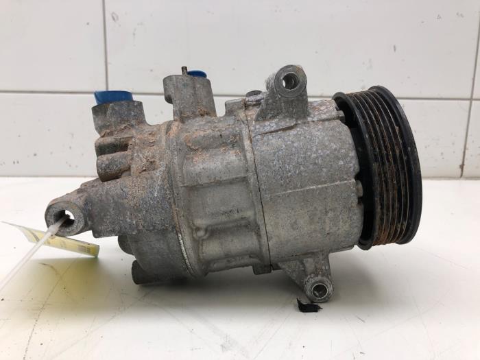 Usagé Compresseur de clim Volkswagen Golf VII (AUA) 2.0 GTI 16V Performance Package Prix € 103,95 Règlement à la marge proposé par Wessel Parts & Service B.V.