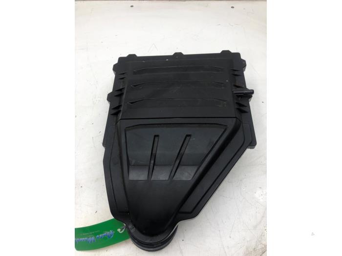 Begagnade Luftfilterhus Volkswagen Polo VI (AW1) 1.0 TSI 12V Pris € 51,45 Marginaltabell erbjuds av Wessel Parts & Service B.V.