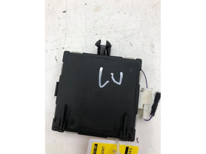 Używane Modul centralnego zamka Mercedes E (R238) E-300 2.0 Turbo 16V Cena € 51,45 Procedura marży oferowane przez Wessel Parts & Service B.V.