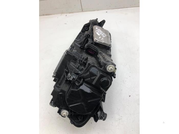 Volkswagen Golf Headlights, right stock | ProxyParts.com