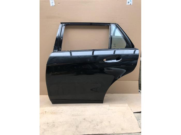 Begagnade Bakdörr, 4-dörrars, vänster Mercedes E Estate (S212) E-220 CDI 16V BlueEfficiency Pris € 156,45 Marginaltabell erbjuds av Wessel Parts & Service B.V.