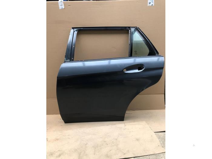 Begagnade Bakdörr, 4-dörrars, vänster Mercedes E Estate (S212) E-220 CDI 16V BlueEfficiency Pris € 156,45 Marginaltabell erbjuds av Wessel Parts & Service B.V.