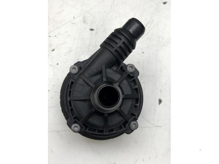 Gebrauchte Wasserpumpe Mercedes C Estate (S205) C-300 2.0 Turbo 16V EQ Boost 4-Matic Preis € 51,45 Margenregelung angeboten von Wessel Parts & Service B.V.
