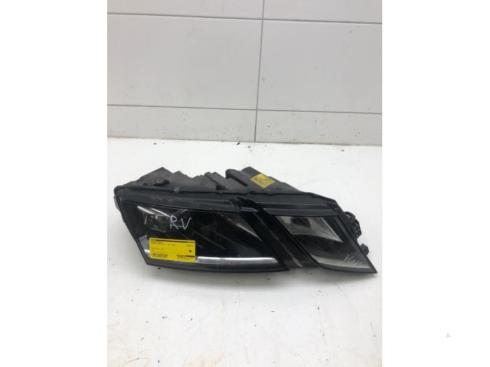 Używane Reflektor prawy Skoda Octavia Combi (5EAC) 2.0 TDI GreenTec 16V Cena na żądanie oferowane przez Wessel Parts & Service B.V.