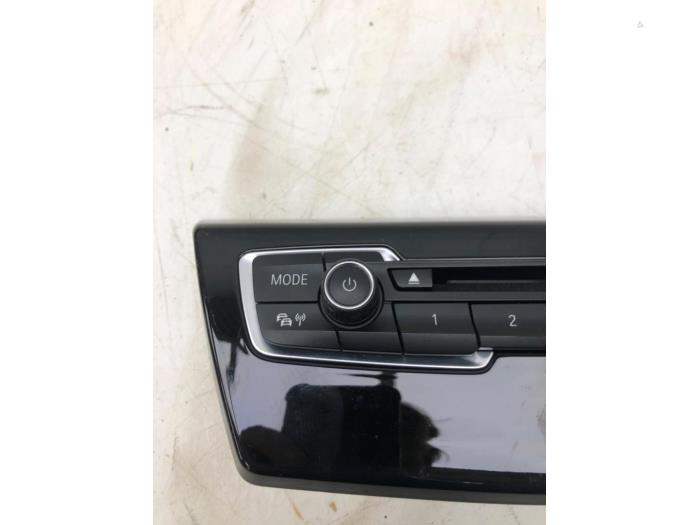 Używane Panel obslugi radia BMW 2 serie Active Tourer (F45) 218i 1.5 TwinPower Turbo 12V Cena € 40,95 Procedura marży oferowane przez Wessel Parts & Service B.V.
