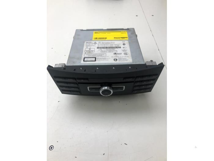 Używane Radio Mercedes E (W212) E-200 CDI 16V BlueEfficiency,BlueTEC Cena € 103,95 Procedura marży oferowane przez Wessel Parts & Service B.V.