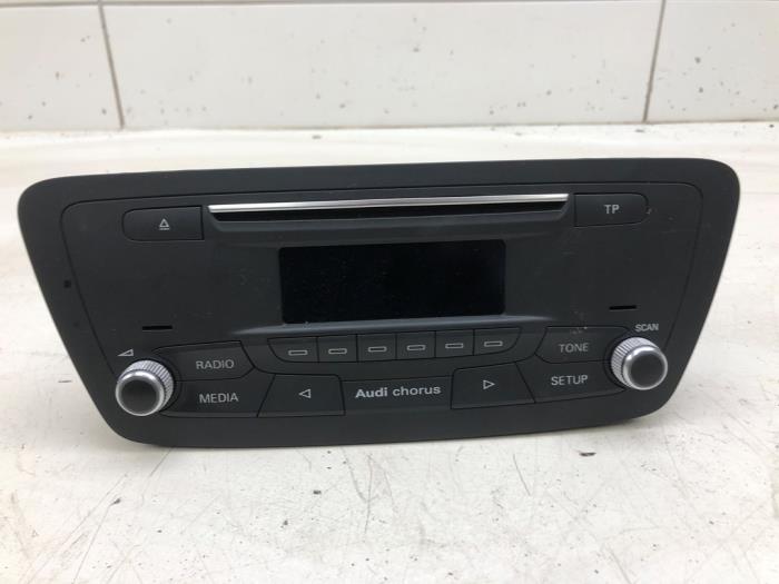 Używane Radio Audi Q3 (8UB/8UG) 2.0 16V TFSI 170 Quattro Cena € 236,25 Procedura marży oferowane przez Wessel Parts & Service B.V.