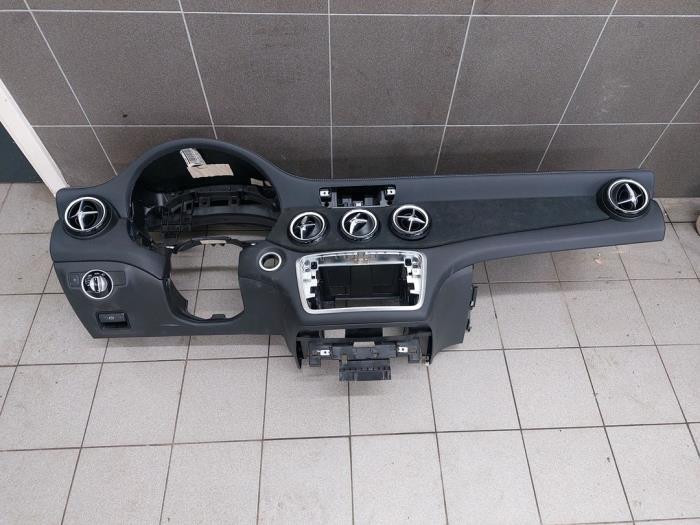 Używane Panel Mercedes CLA Shooting Brake (117.9) 1.6 CLA-200 16V Cena € 733,95 Procedura marży oferowane przez Wessel Parts & Service B.V.