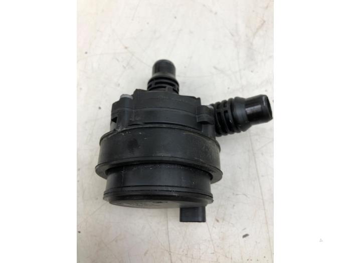 Usagé Pompe à eau Mercedes A (177.0) 1.3 A-180 Turbo 16V Prix € 51,45 Règlement à la marge proposé par Wessel Parts & Service B.V.