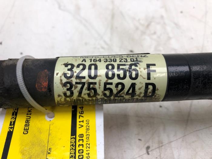 Gebrauchte Antriebswelle links vorne Mercedes ML II (164/4JG) 3.0 ML-320 CDI 4-Matic V6 24V Preis € 82,95 Margenregelung angeboten von Wessel Parts & Service B.V.
