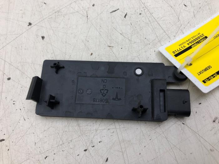 Używane Antena Bluetooth Tesla Model Y (5YJY) RWD Cena € 89,25 Procedura marży oferowane przez Wessel Parts & Service B.V.