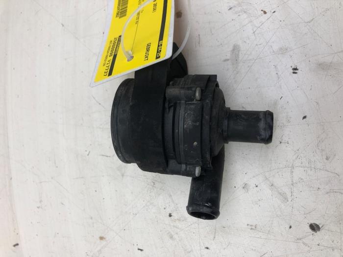 Używane Pompa wodna Mercedes GLE (W166) 350d 3.0 V6 24V BlueTEC 4-Matic Cena € 30,45 Procedura marży oferowane przez Wessel Parts & Service B.V.