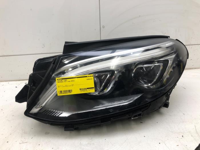 Używane Reflektor lewy Mercedes GLE (W166) 350d 3.0 V6 24V BlueTEC 4-Matic Cena € 1.258,95 Procedura marży oferowane przez Wessel Parts & Service B.V.