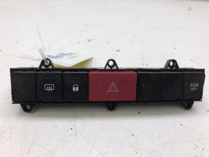 Usados Interruptor de luz de pánico Citroen Jumper (U9) 2.2 Blue HDi 120 Precio € 35,00 Norma de margen ofrecido por Autobedrijf G.H. Wessel B.V.