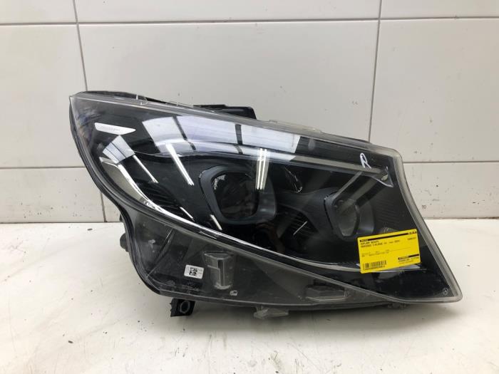 Używane Reflektor prawy Mercedes V (447.8) 2.0 300d 16V Cena na żądanie oferowane przez Wessel Parts & Service B.V.
