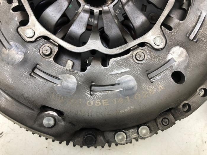Dual mass flywheel Skoda Superb Combi 1.5 TSI Evo 16V - 05E105266C