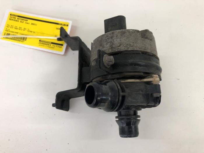Begagnade Extra vattenpump Mercedes GLE (V167) 350de 2.0 Turbo 16V 4-Matic Pris € 156,45 Marginaltabell erbjuds av Wessel Parts & Service B.V.
