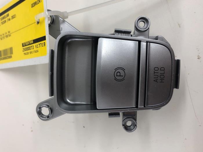 Gebrauchte Handbremse Schalter Hyundai Tucson (NX) 1.6 T-GDI HEV Preis € 36,75 Margenregelung angeboten von Wessel Parts & Service B.V.