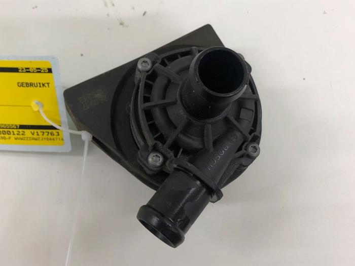 Usagé Pompe à eau Volkswagen Polo VI (AW1) 1.0 TSI 12V Prix € 40,95 Règlement à la marge proposé par Wessel Parts & Service B.V.