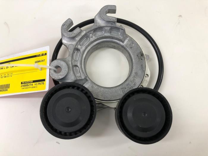 Usados Rodillo tensor correa múltiple Opel Astra L (F3/FB/FM/FP) 1.6 Plug-in Hybrid Turbo 16V Precio € 51,45 Norma de margen ofrecido por Wessel Parts & Service B.V.