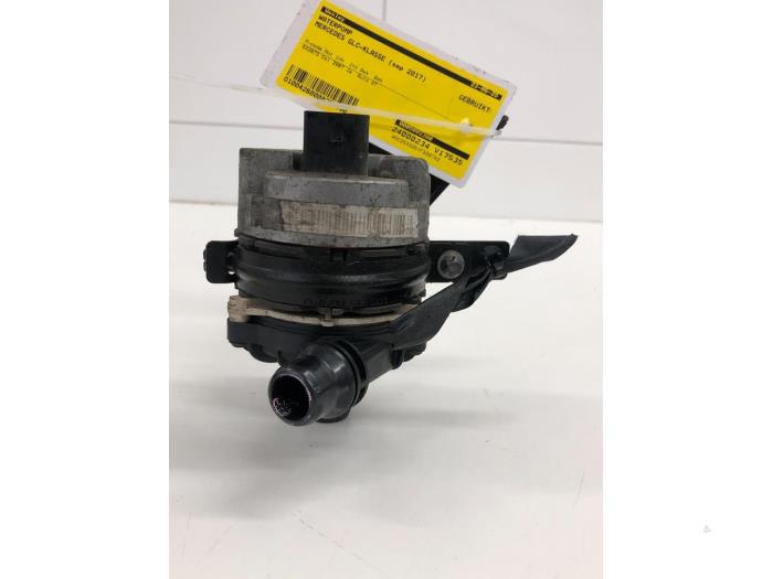 Usagé Pompe à eau Mercedes GLC Coupe (C253) 3.0 350d V6 24V 4-Matic Prix € 82,95 Règlement à la marge proposé par Wessel Parts & Service B.V.