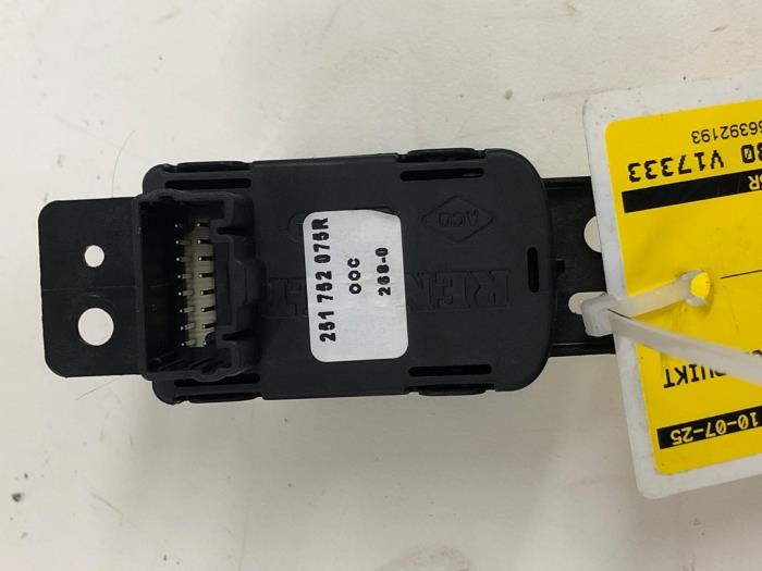 Gebrauchte Handbremse Schalter Renault Zoé (AG) R135 Preis € 30,45 Margenregelung angeboten von Wessel Parts & Service B.V.