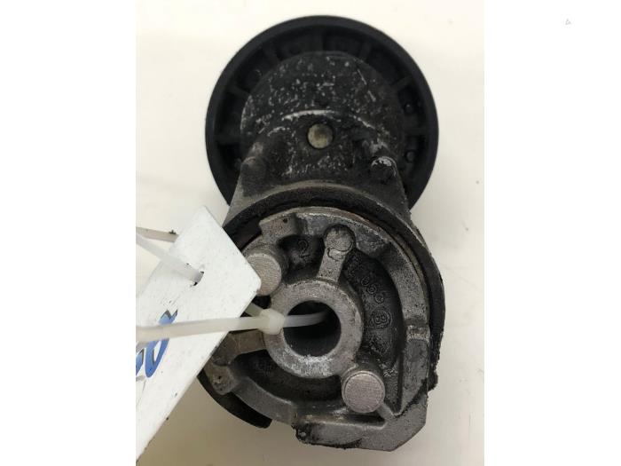 Usados Rodillo tensor correa múltiple Iveco New Daily VI Precio € 36,75 Norma de margen ofrecido por Wessel Parts & Service B.V.