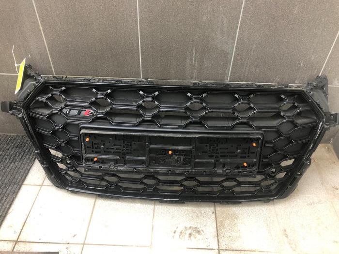 Używane Grill Audi TTS (FV3/FVP) Cena € 418,95 Procedura marży oferowane przez Wessel Parts & Service B.V.