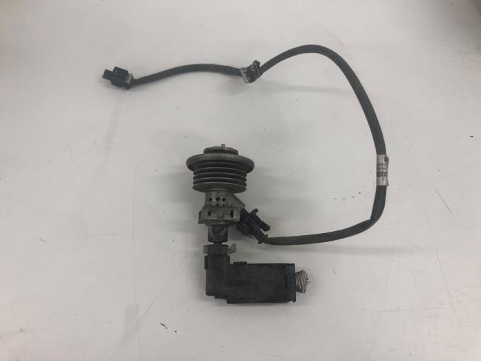 Usados Inyector Adblue Mercedes Vito (447.6) 1.6 111 CDI 16V Precio € 93,45 Norma de margen ofrecido por Wessel Parts & Service B.V.