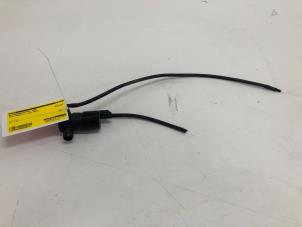 Usagé Pompe lave-glace avant Opel Mokka 1.5 CDTi 16V Prix € 25,00 Règlement à la marge proposé par Autobedrijf G.H. Wessel B.V.