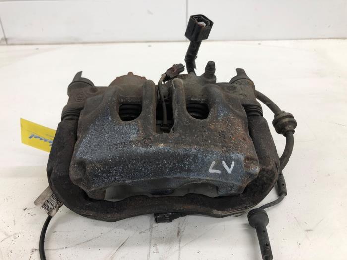 Begagnade Främre bromsok, vänster Renault Master III (EV/HV/UV/VA/VB/VD/VF/VG/VJ) 2.3 Energy dCi 180 Twin Turbo 16V FWD Pris € 93,45 Marginaltabell erbjuds av Wessel Parts & Service B.V.