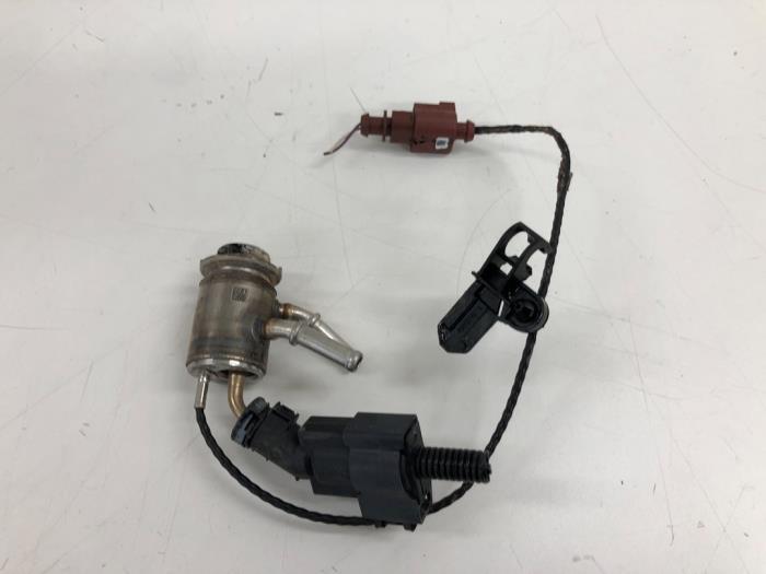Usados Inyector Adblue Volkswagen Passat Variant (3G5) 2.0 TDI 16V 150 Precio € 103,95 Norma de margen ofrecido por Wessel Parts & Service B.V.