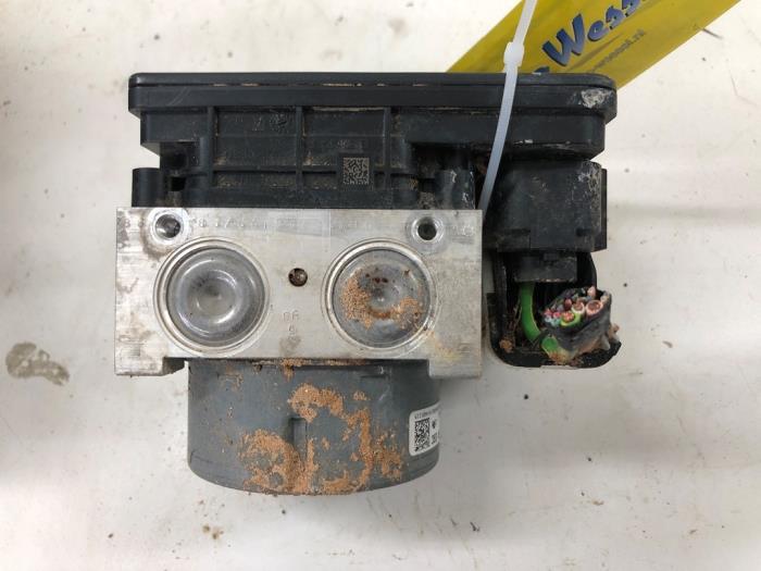 Usagé Bloc ABS Peugeot 2008 (CU) 1.5 BlueHDi 100 Prix € 103,95 Règlement à la marge proposé par Wessel Parts & Service B.V.