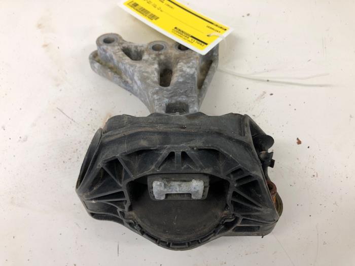 Usagé Support moteur Peugeot 208 I (CA/CC/CK/CL) 1.2 Vti 12V PureTech Prix € 30,45 Règlement à la marge proposé par Wessel Parts & Service B.V.