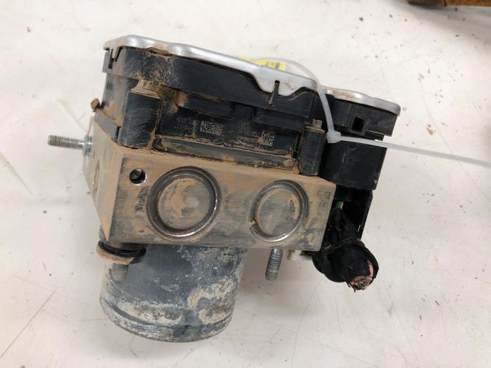 Używane Pompa ABS Opel Grandland (X) 1.6 Turbo 16V Hybrid Cena na żądanie oferowane przez Wessel Parts & Service B.V.