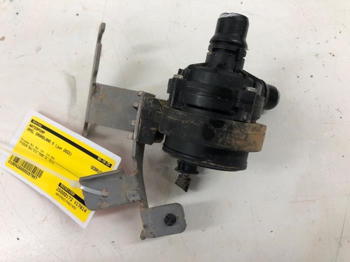 Begagnade Vattenpump Opel Grandland (X) 1.6 Turbo 16V Hybrid Pris € 40,95 Marginaltabell erbjuds av Wessel Parts & Service B.V.
