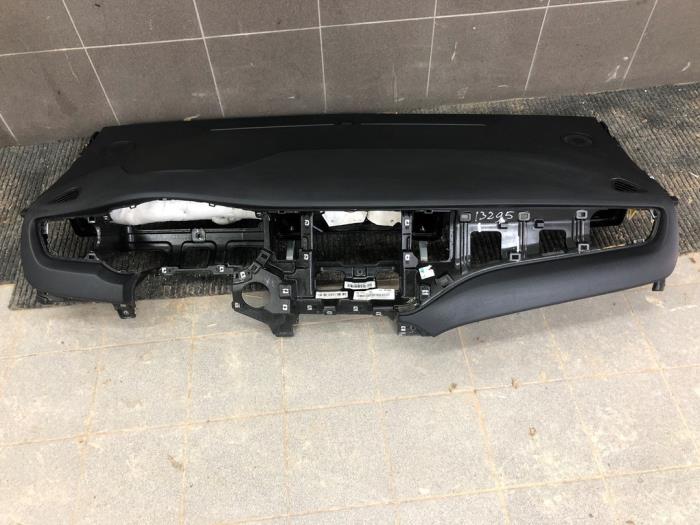 Używane Panel Kia Carens IV (RP) 1.6 GDI 16V Cena € 943,95 Procedura marży oferowane przez Wessel Parts & Service B.V.