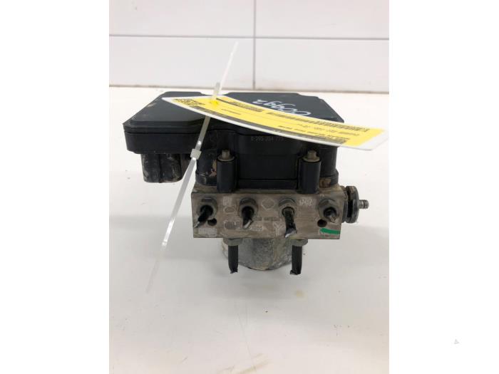 Usagé Bloc ABS Nissan NV 200 (M20M) 1.5 dCi 90 Prix € 131,25 Règlement à la marge proposé par Wessel Parts & Service B.V.