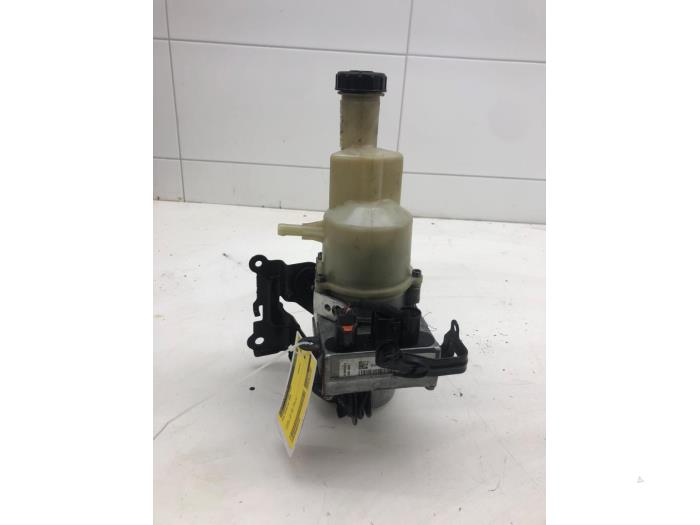 Used Power steering pump Opel Vivaro 2.0 Diesel 145 Price € 523,95 Margin scheme offered by Wessel Parts & Service B.V.