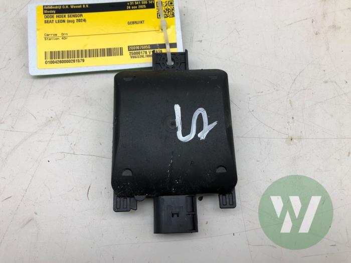 Begagnade Dödvinkelsensor Seat Leon Sportstourer (KLF) 1.5 eTSI 16V Pris € 236,25 Marginaltabell erbjuds av Wessel Parts & Service B.V.