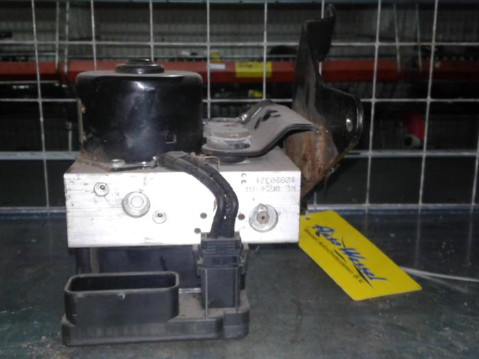 Usagé Bloc ABS Renault Master II (JD) 2.2 dCi 16V Prix € 82,95 Règlement à la marge proposé par Wessel Parts & Service B.V.
