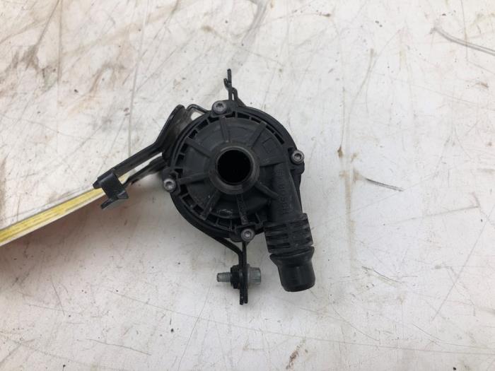 Usagé Pompe à eau Mercedes B (W247) 1.3 B-250 e Turbo 16V Prix € 51,45 Règlement à la marge proposé par Wessel Parts & Service B.V.