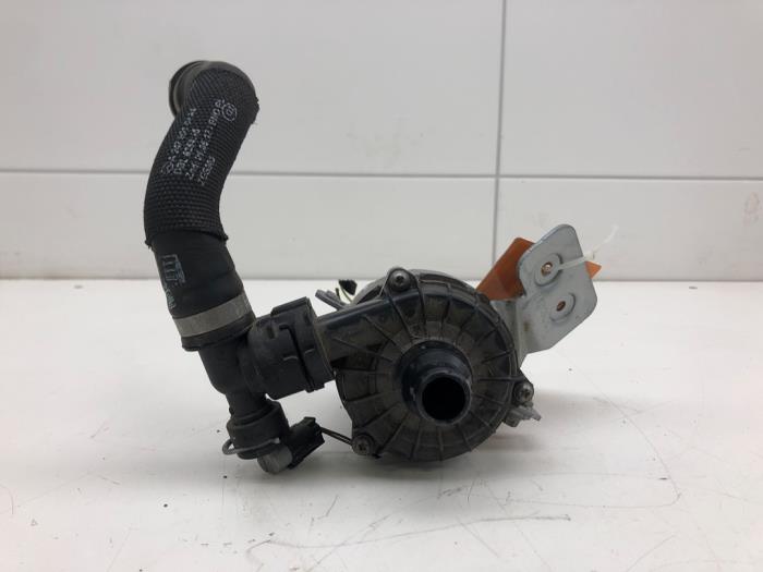 Usagé Pompe à eau Mercedes B (W247) 1.3 B-250 e Turbo 16V Prix € 61,95 Règlement à la marge proposé par Wessel Parts & Service B.V.