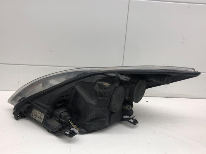 Używane Reflektor prawy Ford Focus 2 Wagon 1.6 16V Cena € 72,45 Procedura marży oferowane przez Wessel Parts & Service B.V.