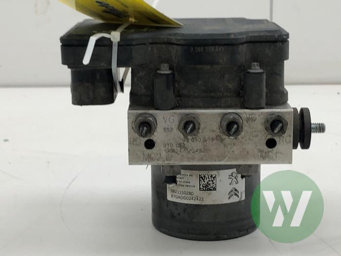 Używane Pompa ABS Toyota ProAce 2.0 D-4D 177 16V Worker Cena € 156,45 Procedura marży oferowane przez Wessel Parts & Service B.V.