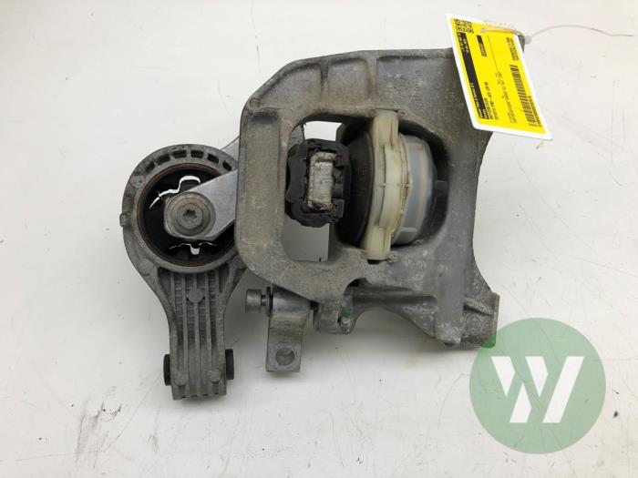 Used Engine mount Toyota ProAce 2.0 D-4D 177 16V Worker Price € 61,95 Margin scheme offered by Wessel Parts & Service B.V.