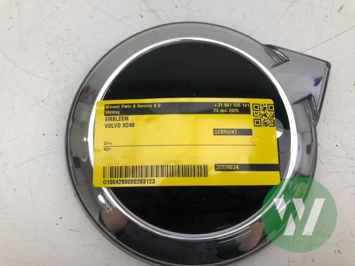 Używane Emblemat Volvo XC40 Cena € 156,45 Procedura marży oferowane przez Wessel Parts & Service B.V.