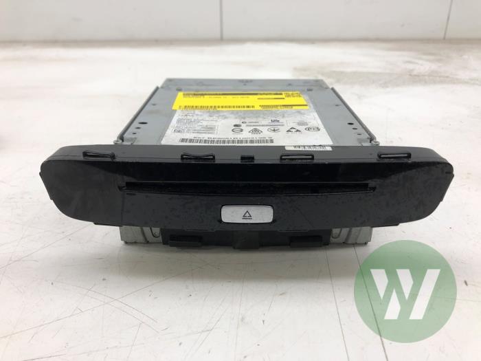 Używane Odtwarzacz DVD Mercedes S (222.0/222.1) 3.0 S-350 BlueTEC, S-350d 24V Cena € 523,95 Procedura marży oferowane przez Wessel Parts & Service B.V.